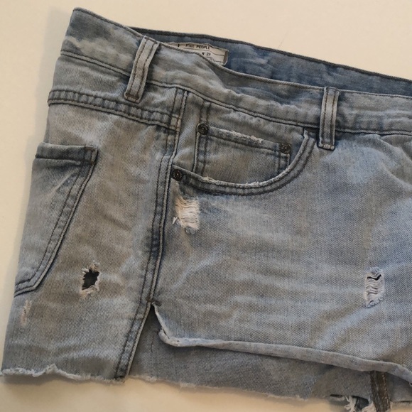 FREE PEOPLE Runaway Denim Slouchy Cut Off Shorts - sz 29 - Picture 9 of 10